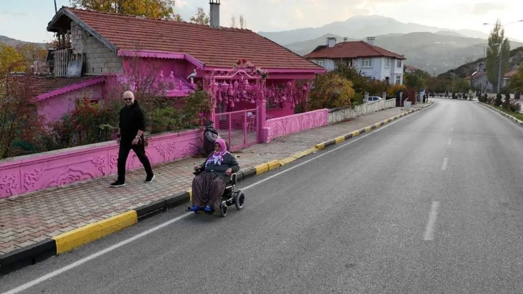 Isparta’nın Barbie Teyzesi: “Akülü Aracım Pembeye Boyansın, Herkes Baksın” 5